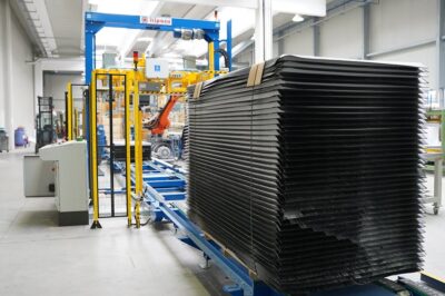 Strapping machine for insulation panels with automatic function.