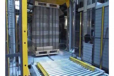Strapping machine that operates automatically.