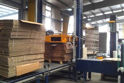 Fully automated machine for vertical strapping of PET pallets (A-8U model).