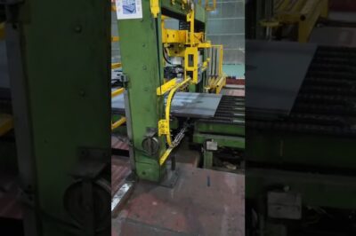 Machine for automatically strapping steel sheets.