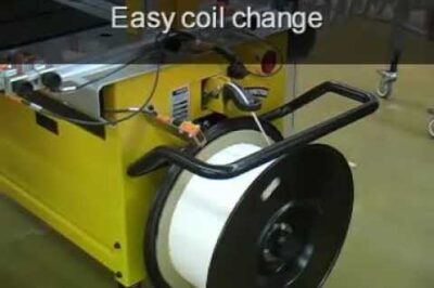 Automatic strapping machine for packaging boxes and products.