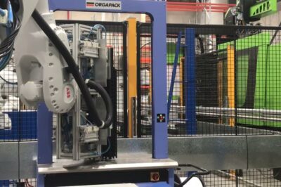 Strapping machine and robot collaboration for efficient packaging.