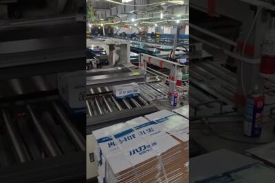 Box strapping system with roller conveyor and horizontal strapper.