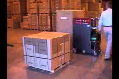 Pallet strapping machine for securing loads.
