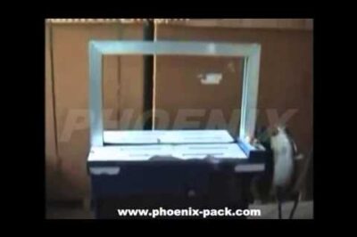 Machine that straps items automatically.