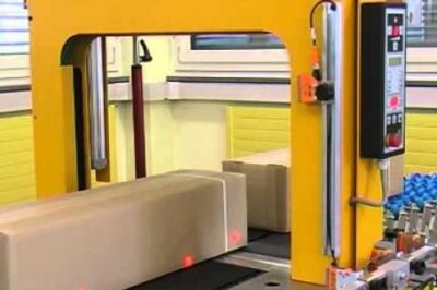 Machine for securing packages and goods with straps.