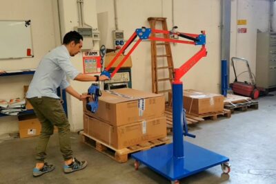 “Compact Articulated Arm for Strapping Machine: EASYARM 3 Offers Balance and Ease”