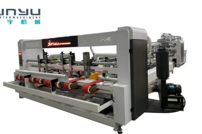 Automatic machine for folding and gluing carton boxes.