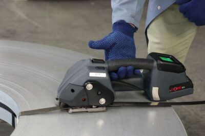 “Compact Steel Strapping Tool: Battery-Powered and Efficient”