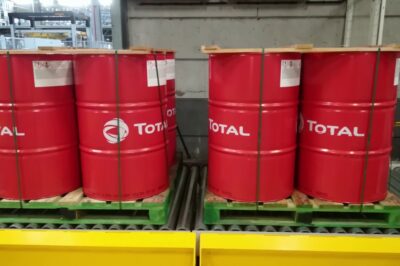 Automatic pallet strapping machine for barrels.