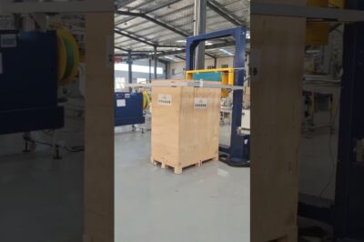 Compact pallet wrapping machine for plastic strapping, suitable for horizontal and inline operations.