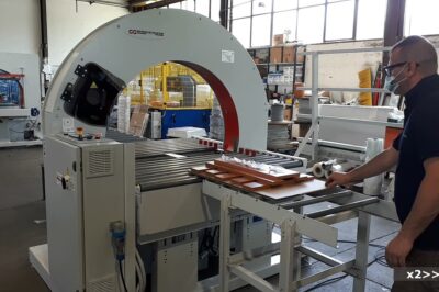 Automatic tray pack stretch wrapping machine