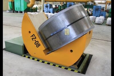Compact coil upender/tilter for efficient handling and space-saving.