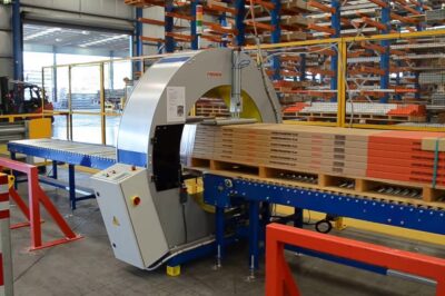 Compact horizontal and spiral stretch wrapping machines.