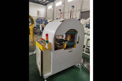 Compact horizontal packaging machine for various products.