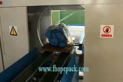 Compact horizontal tray wrapping machine for motor packaging.