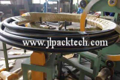 Compact machine for coiling hydraulic hoses with efficient packaging.