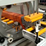 compact machine for packaging products in a circular manner
