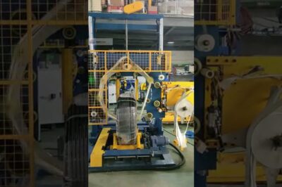 Compact machine for wrapping coils with high efficiency.