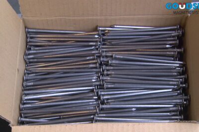 Compact nail aligner with conveyor for packaging steel parts.