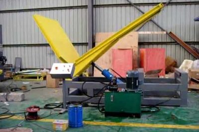 Hydraulic device rotating objects by 90 degrees.