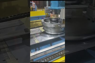 Machine for coiling and packing steel wire in a compact manner.
