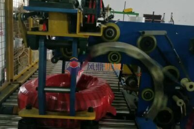 Packaging machine for hydraulic rubber hoses