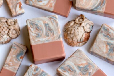 Review of swirling soap making using acrylic mold.